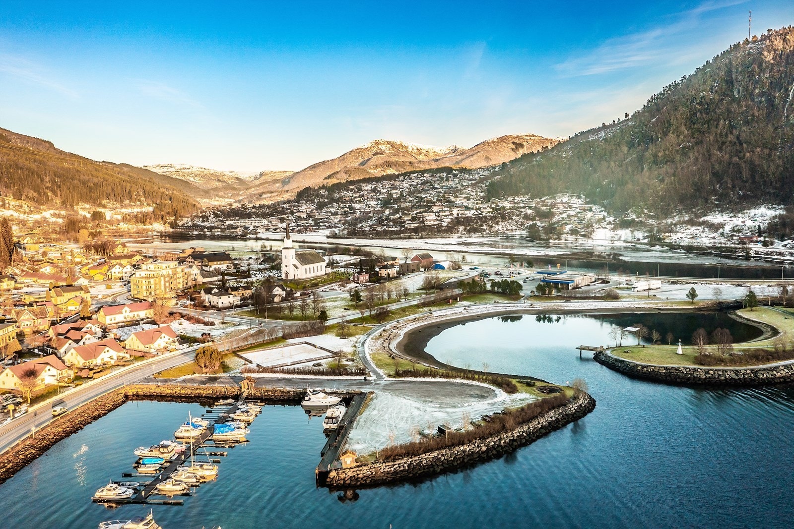 Til sentrum med badestrand, dagelgvarer, skule og barnehagar er det ca. 1,5 til 2 km Galleribilde