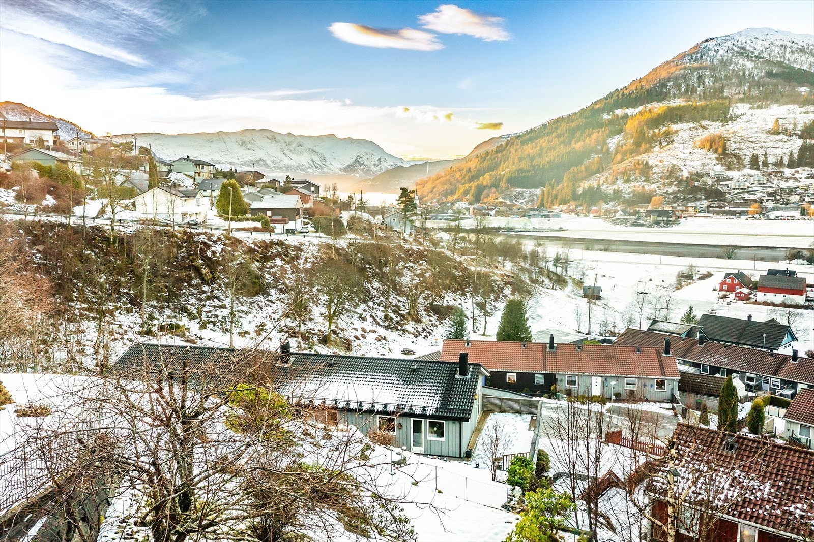 Kort avstand til rekreasjonsområde på Løken med akebakke, grillhytte, ballbane, scatepark m.m. Galleribilde