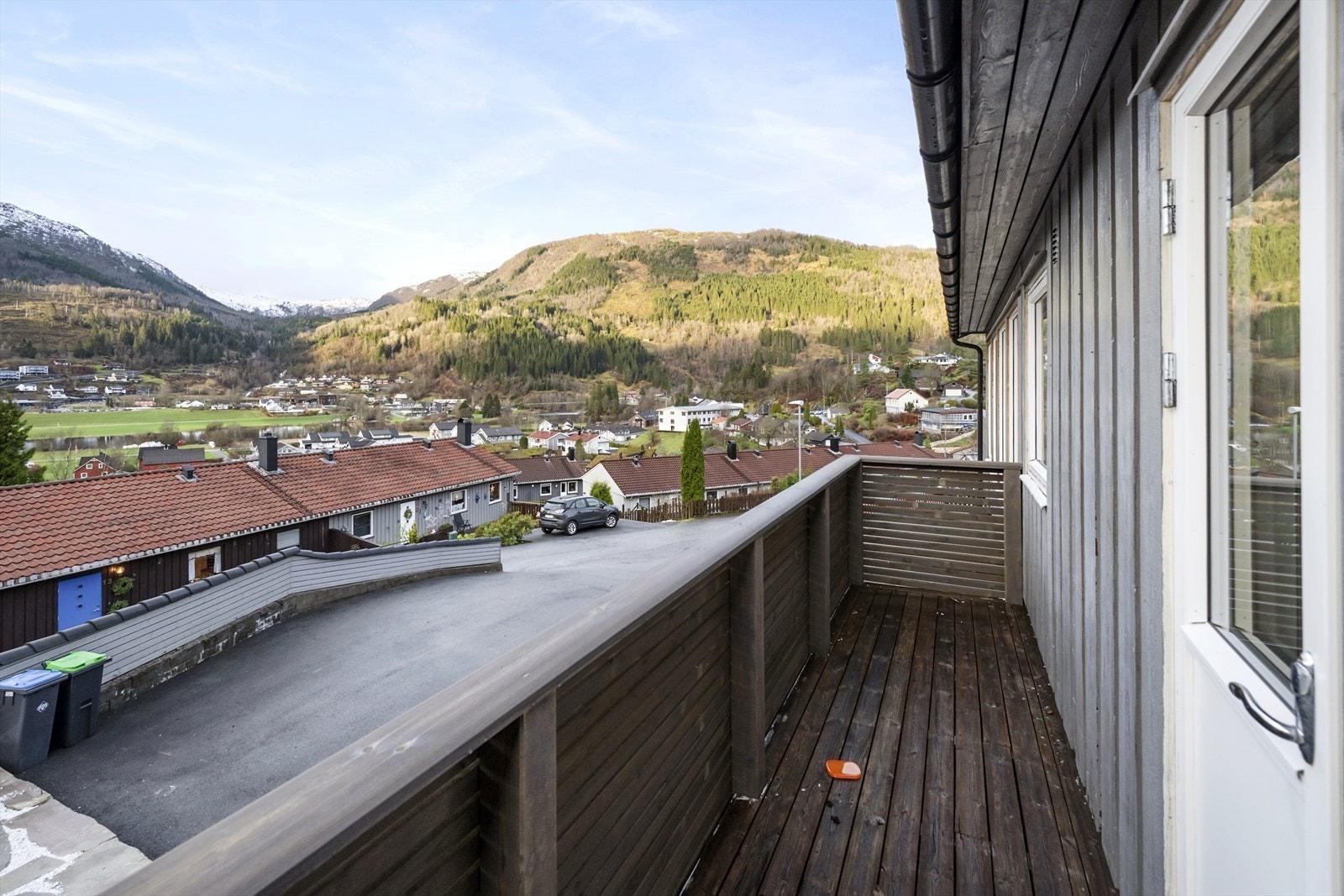 Nyare terrassedør leiar ut til balkong frå soverommet. Legg merke til svært romsleg tun Galleribilde