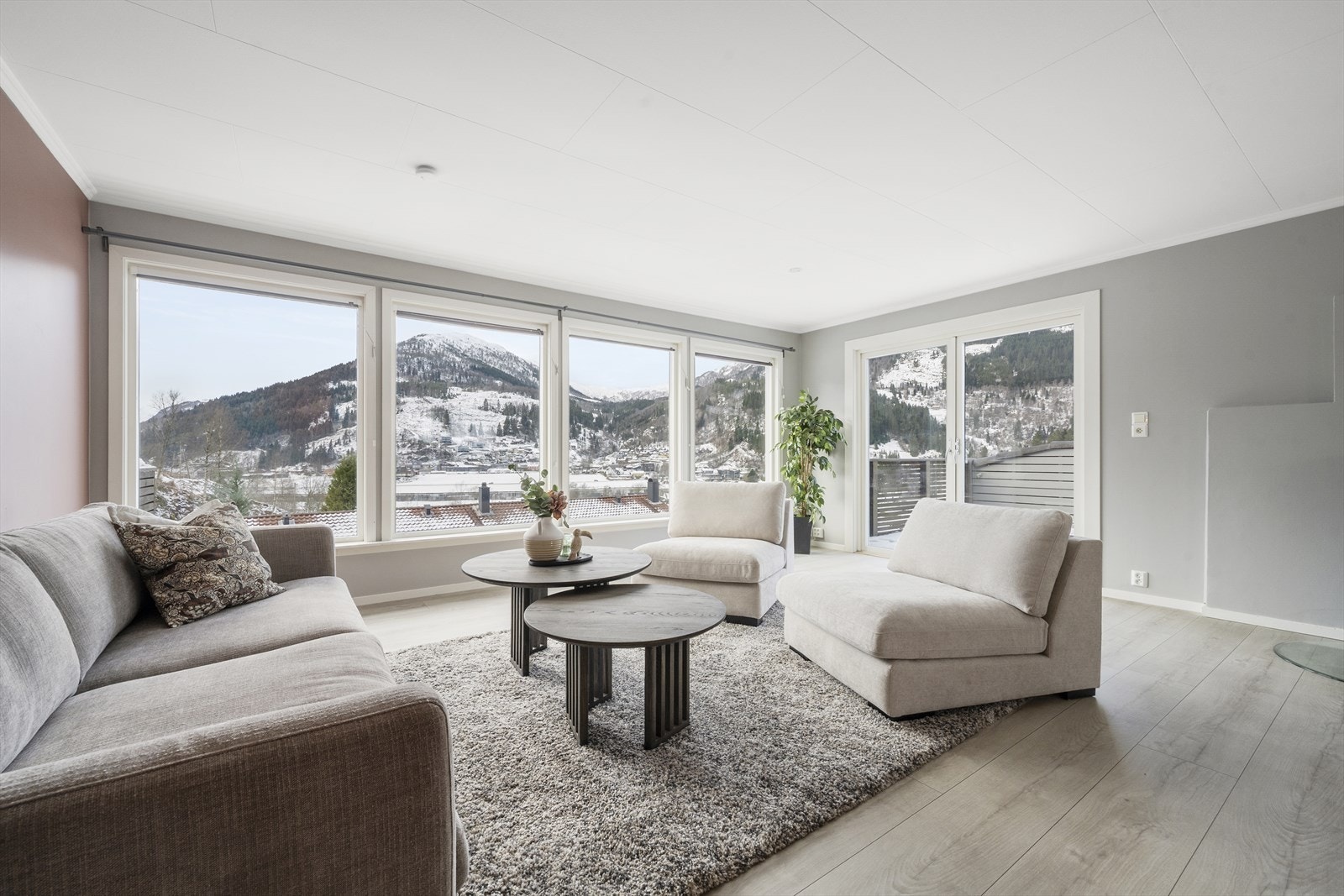 Stova er lys og romsleg med store vindauge og moderne overflater Galleribilde