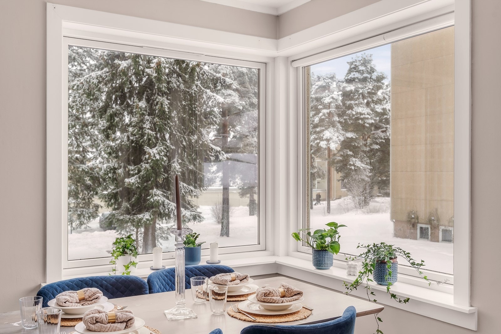 Store vindusflater og hyggelig utsyn mot fellesområde. Galleribilde