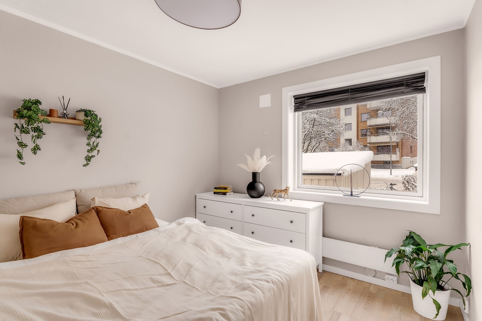 Hovedsoverommet er av god størrelse og malt i en moderne og lys farge. Galleribilde