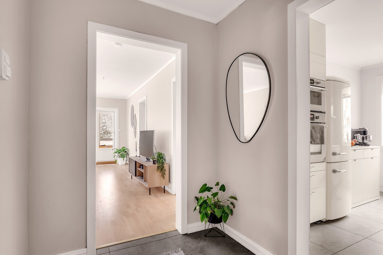 Hyggelig entre med plass til å henge fra seg ytterklær og sko. Galleribilde