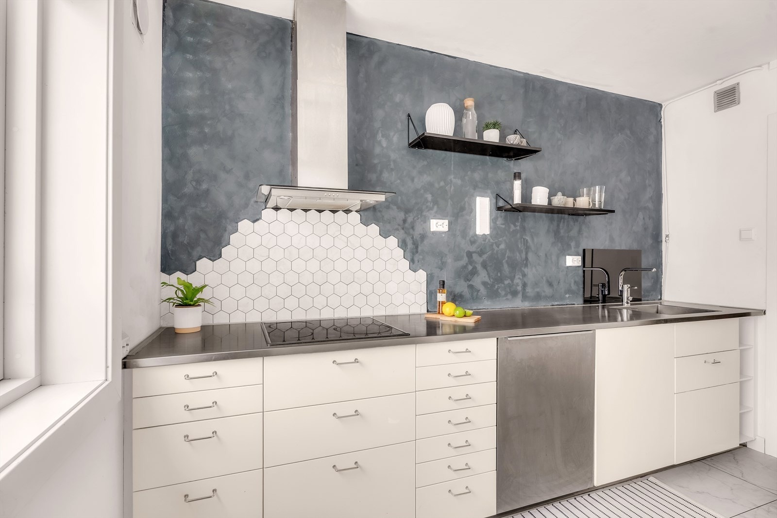 Innredningen består av nedfelt stålvask og integrerte hvitevarer som kjøl/frys, oppvaskmaskin, platetopp og mikro. Galleribilde