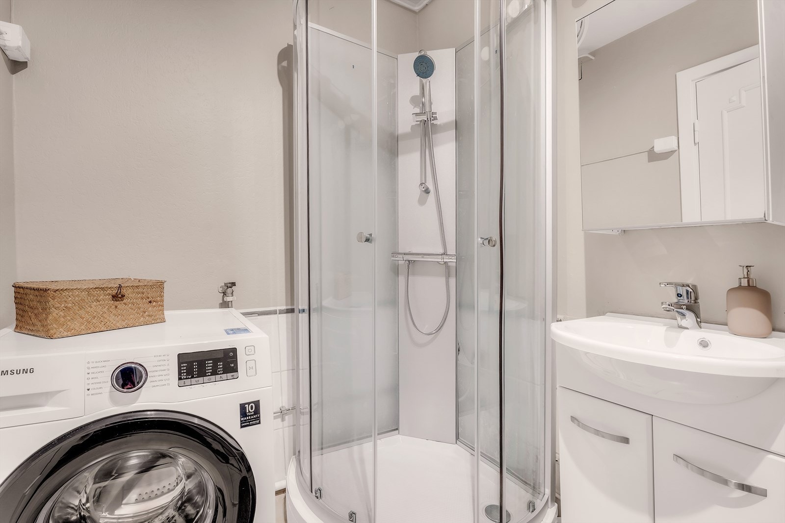 Eldre flislagt bad med behov for oppgradering. Galleribilde