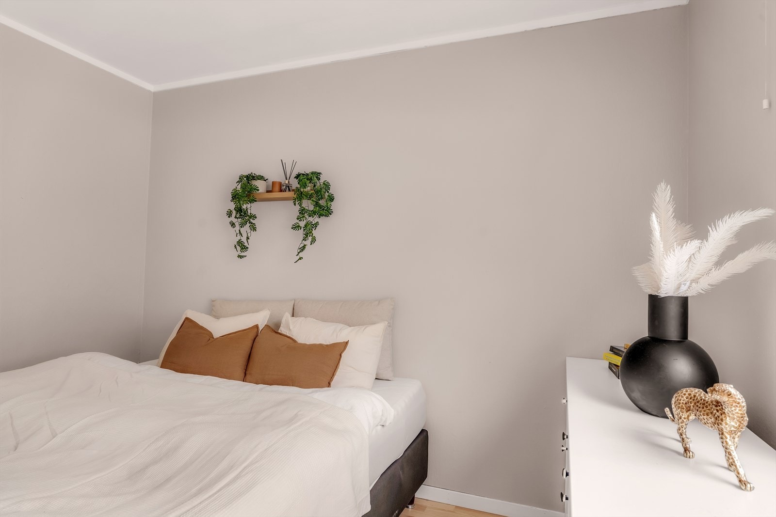 Rommet har god plass til dobbeltseng, nattbord og garderobeskap. Galleribilde