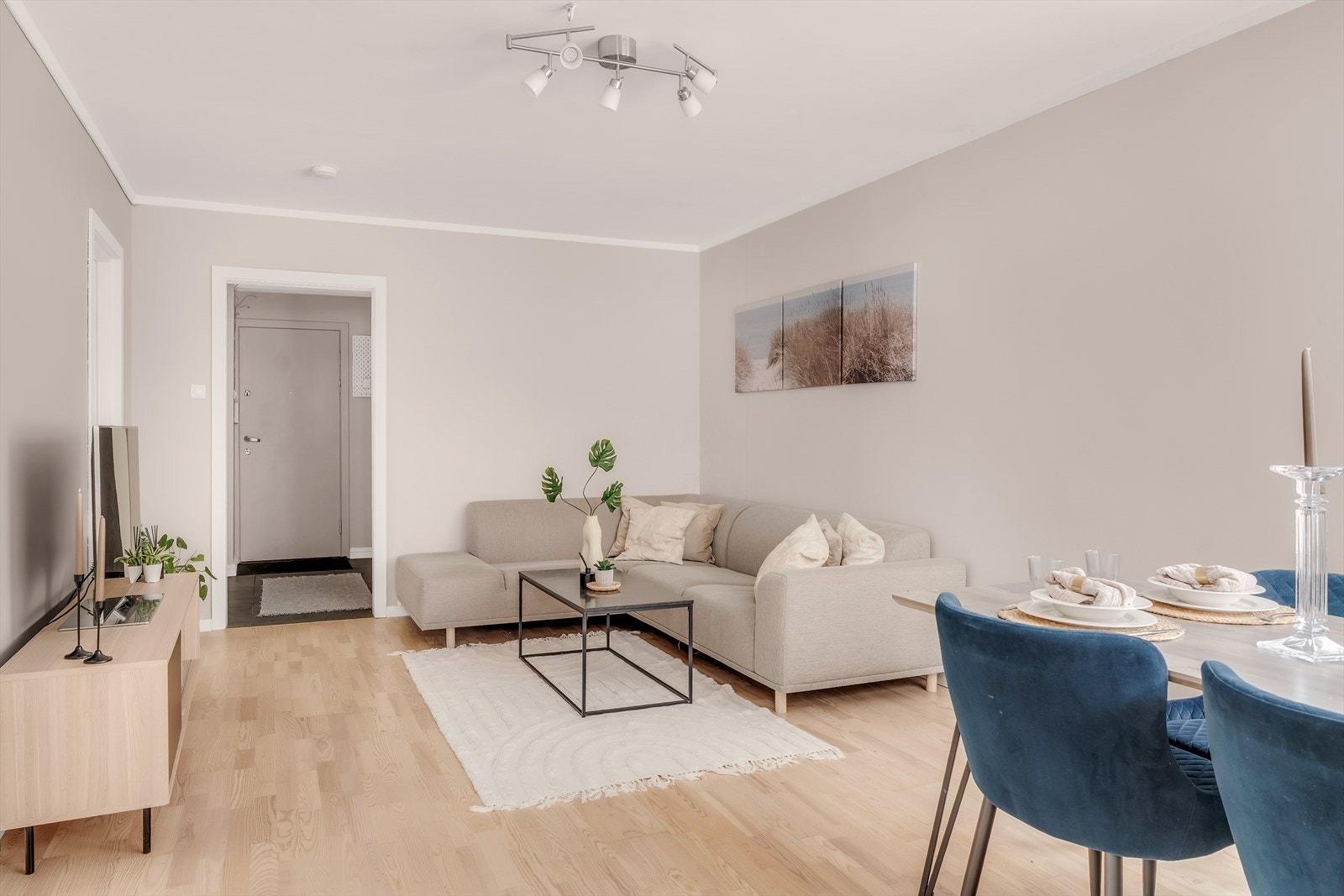 Stuen har god plass til sofagruppe, tv-møblement og spisebord. Galleribilde