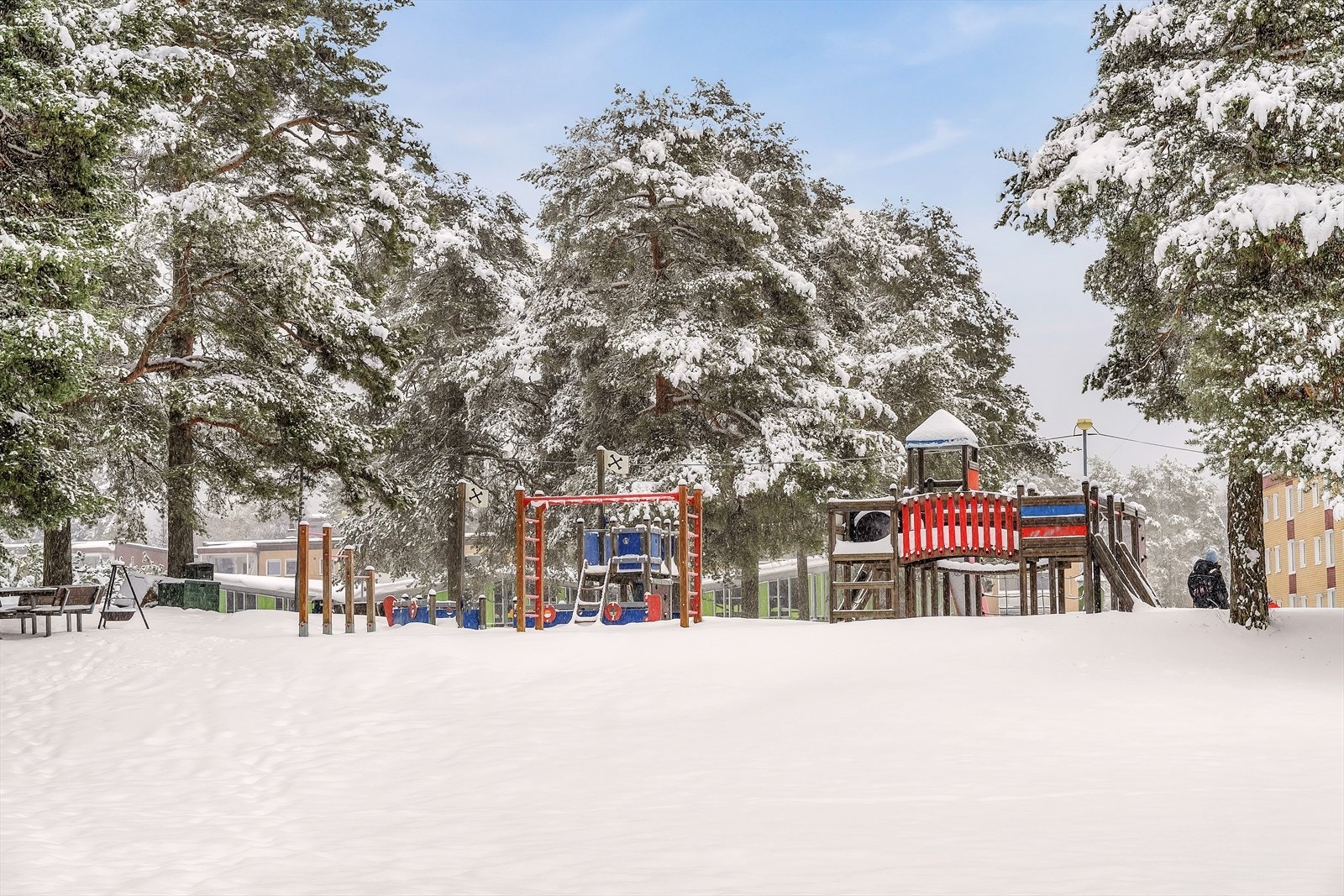 Det er flotte grøntområder og lekeplasser like utenfor boligen. Galleribilde