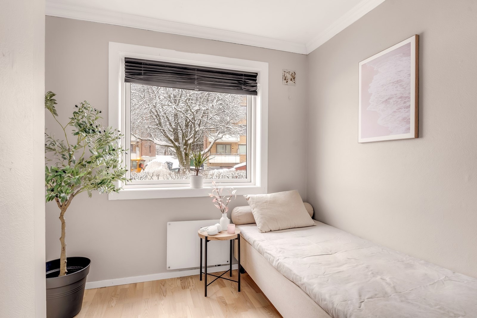 Rommet har plass til seng, garderobeskap og annet ønsket møblement. Galleribilde