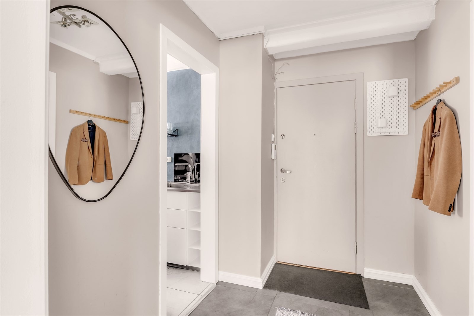 Gangen kan enkelt innredes med kommoder og ønsket møblement. Galleribilde