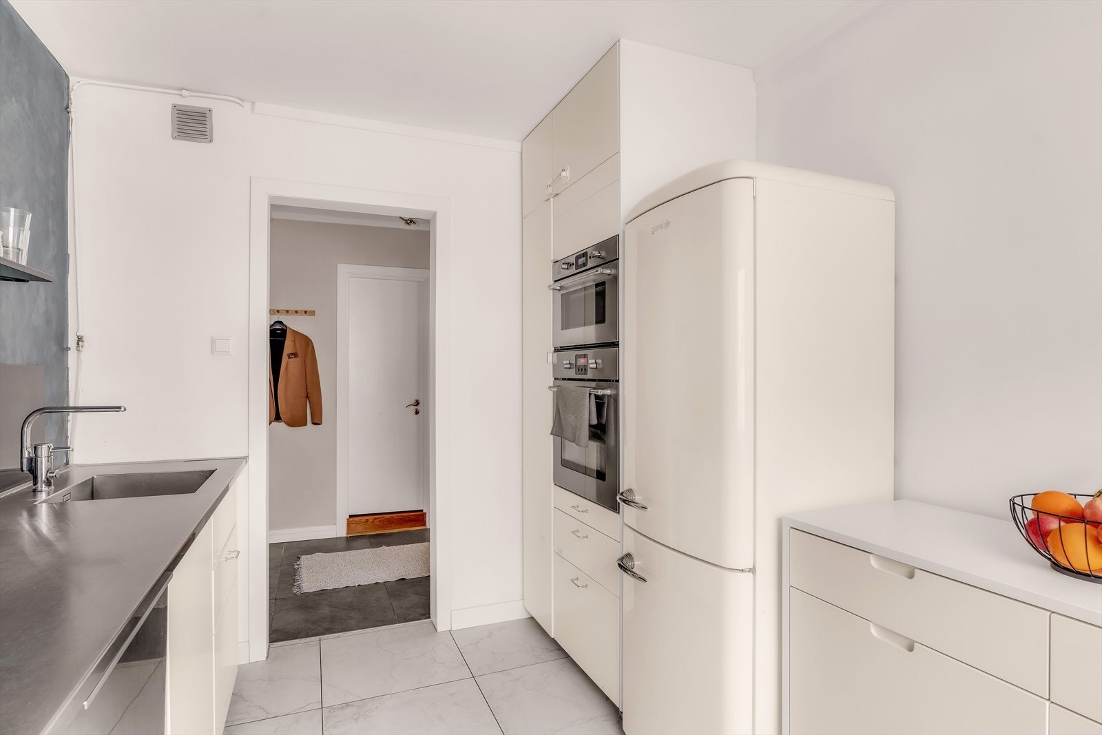 Det er rikelig med skap og benkeplass. Galleribilde