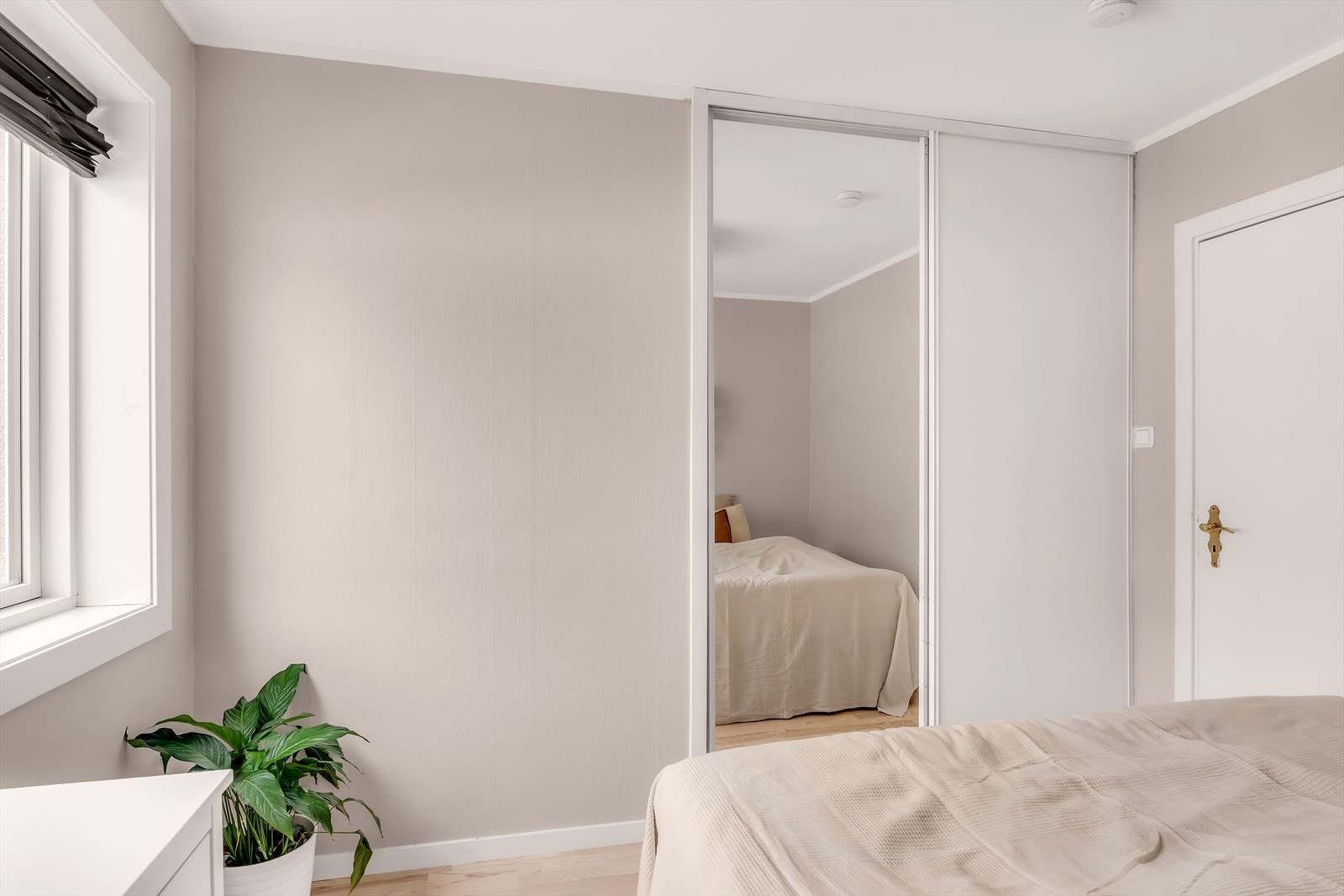 Praktisk skyvedørsgarderobe med god plass til oppbevaring av klær. Galleribilde