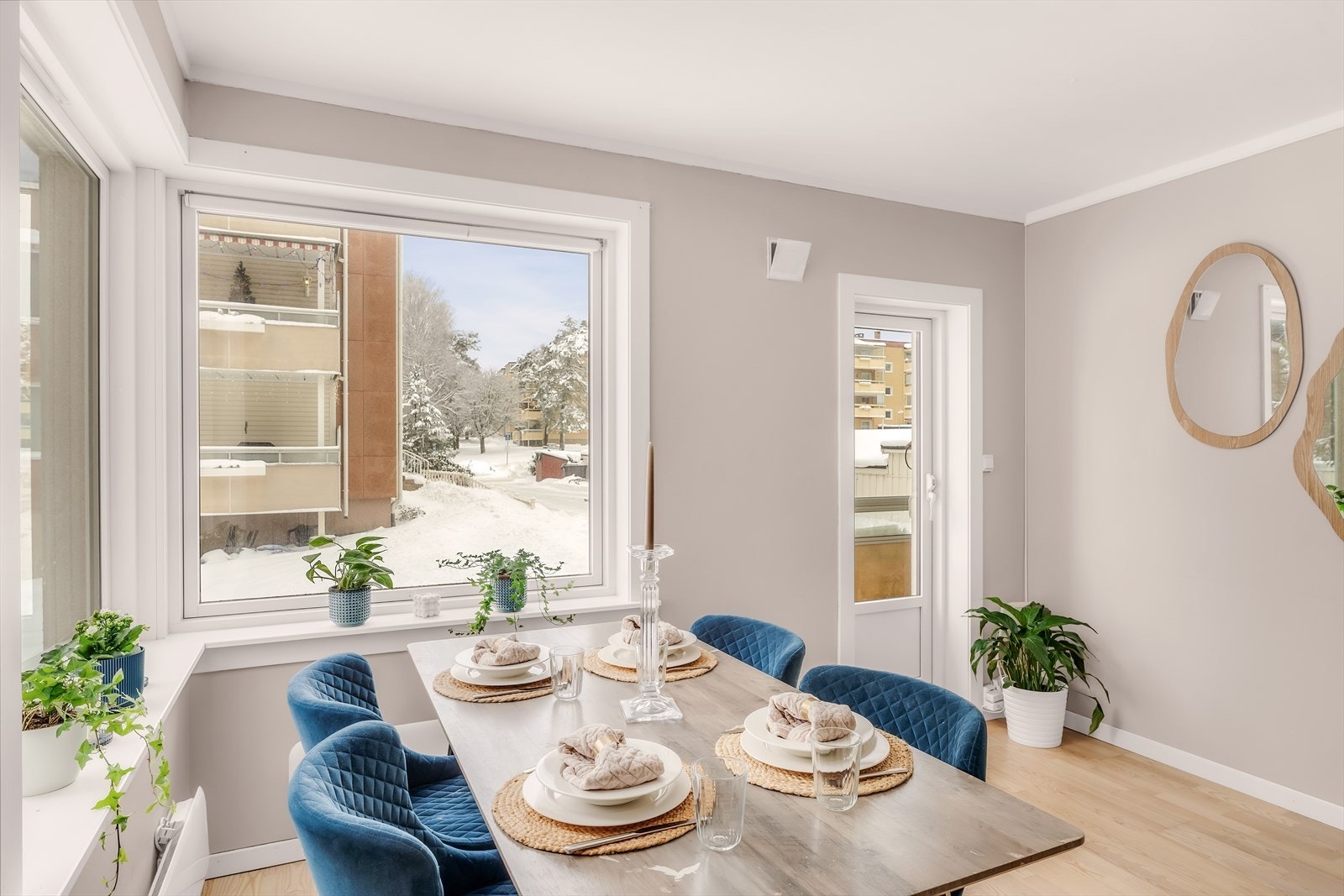 God plass til spisebord ved vinduet. Galleribilde