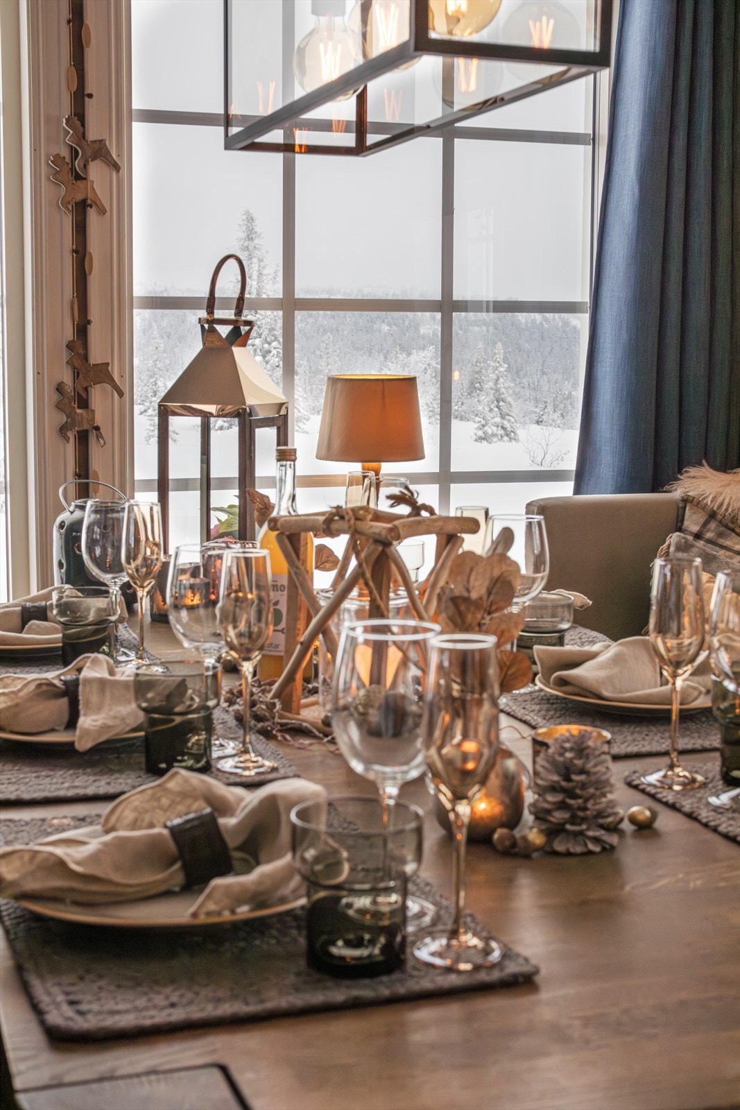 Spisebordet er elegant dekket med glass og servise. Galleribilde