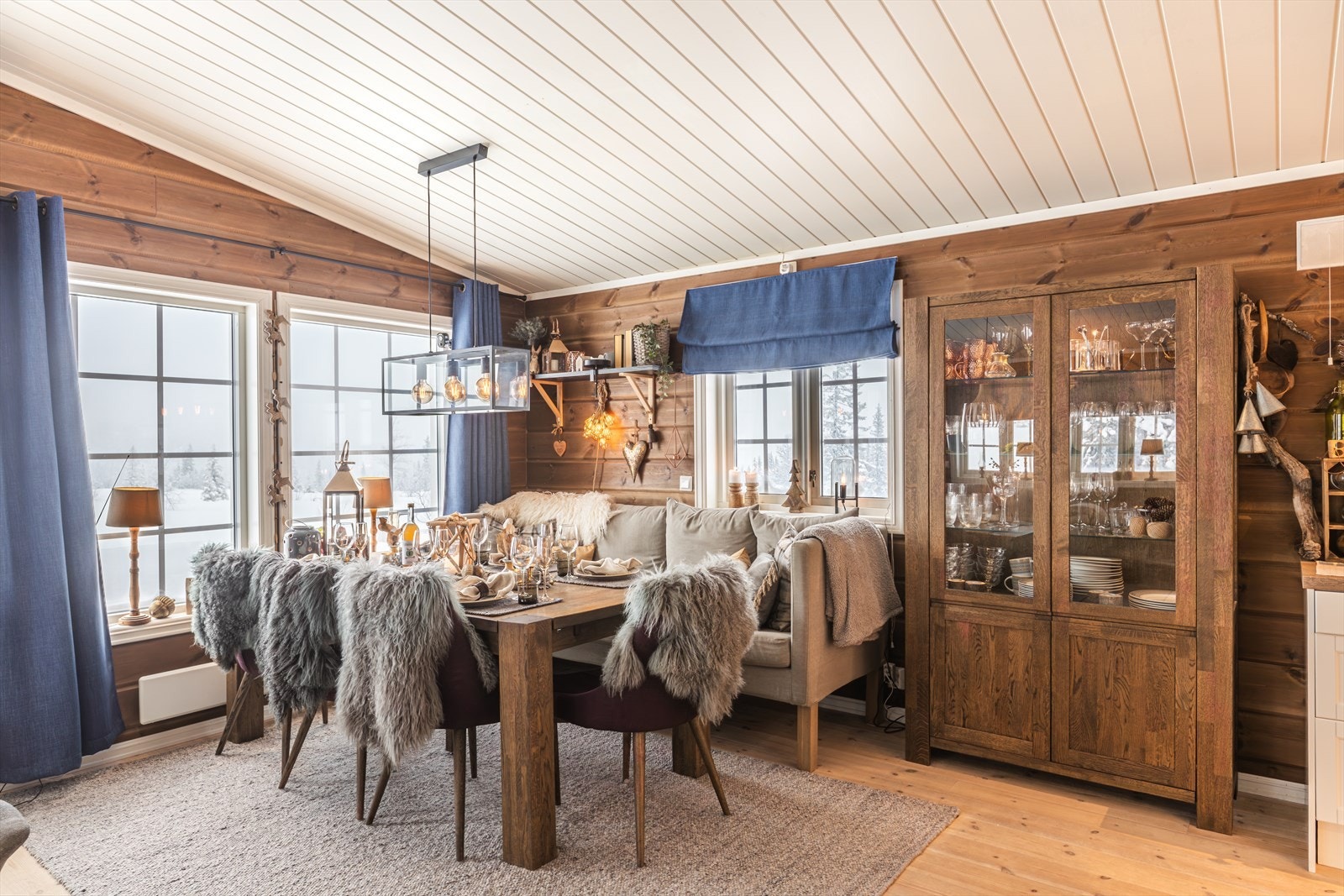 Trepaneler på veggene gir en varm og tradisjonell hyttestemning. Galleribilde