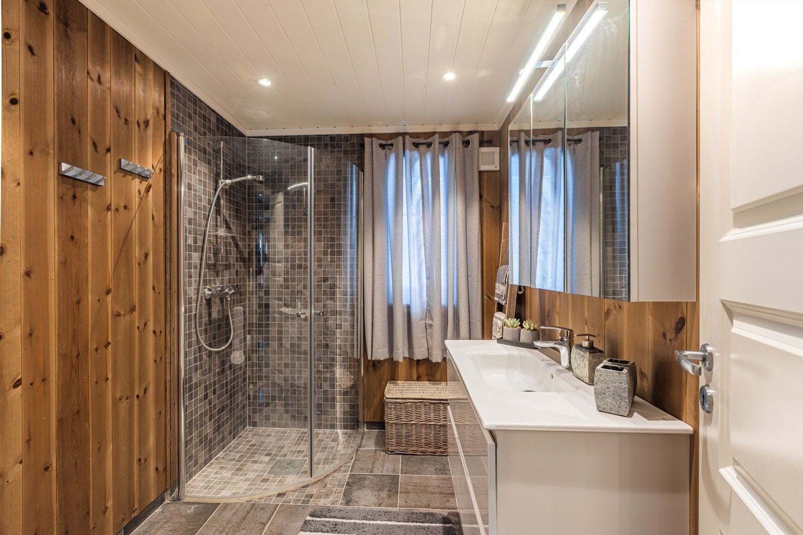 Behandlet panel i taket og veggene gir en varm atmosfære. Galleribilde