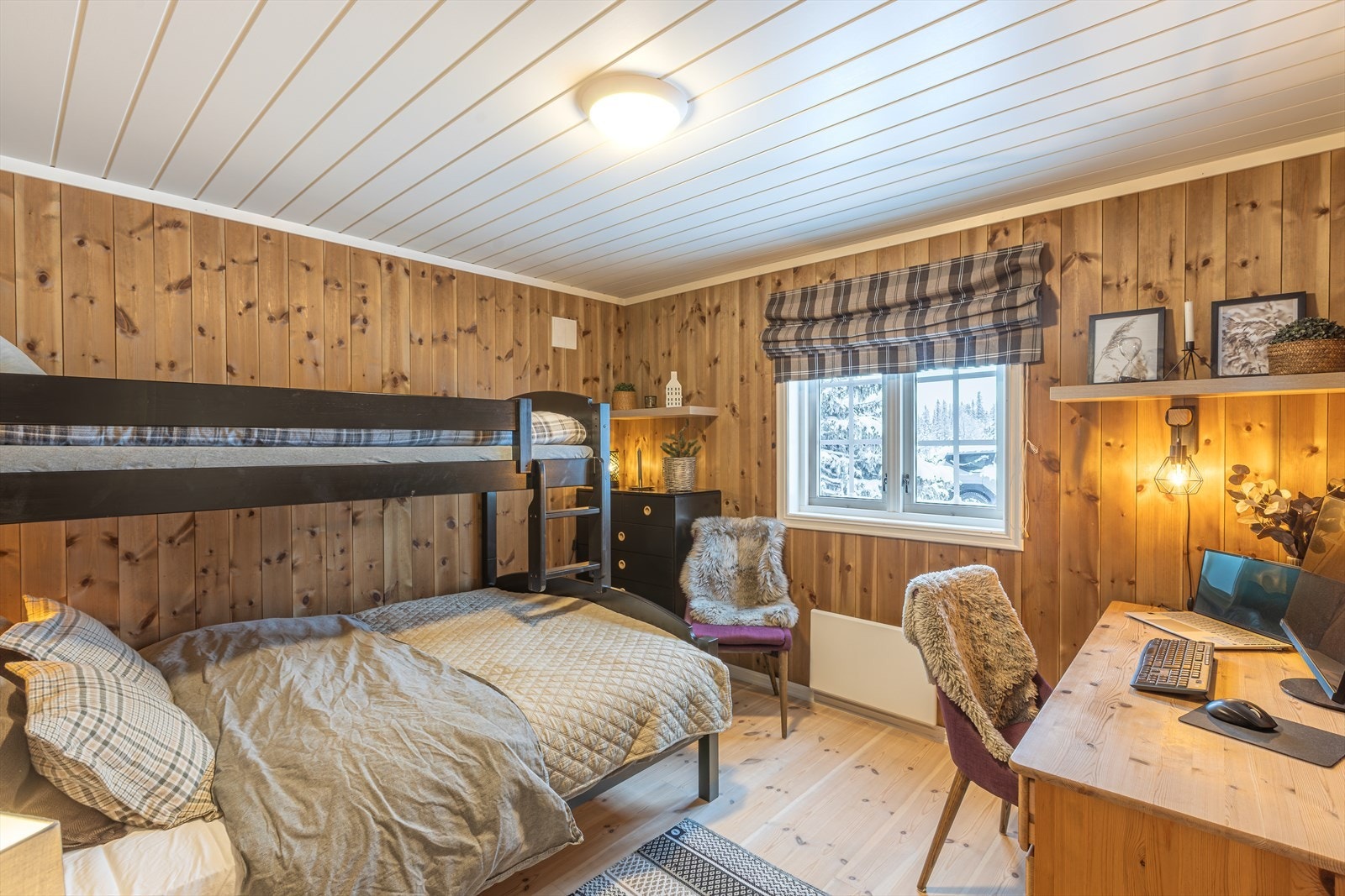 Rommet har plass til både skrivebord og soveplass, med panelvegger som gir en varm atmosfære. Galleribilde