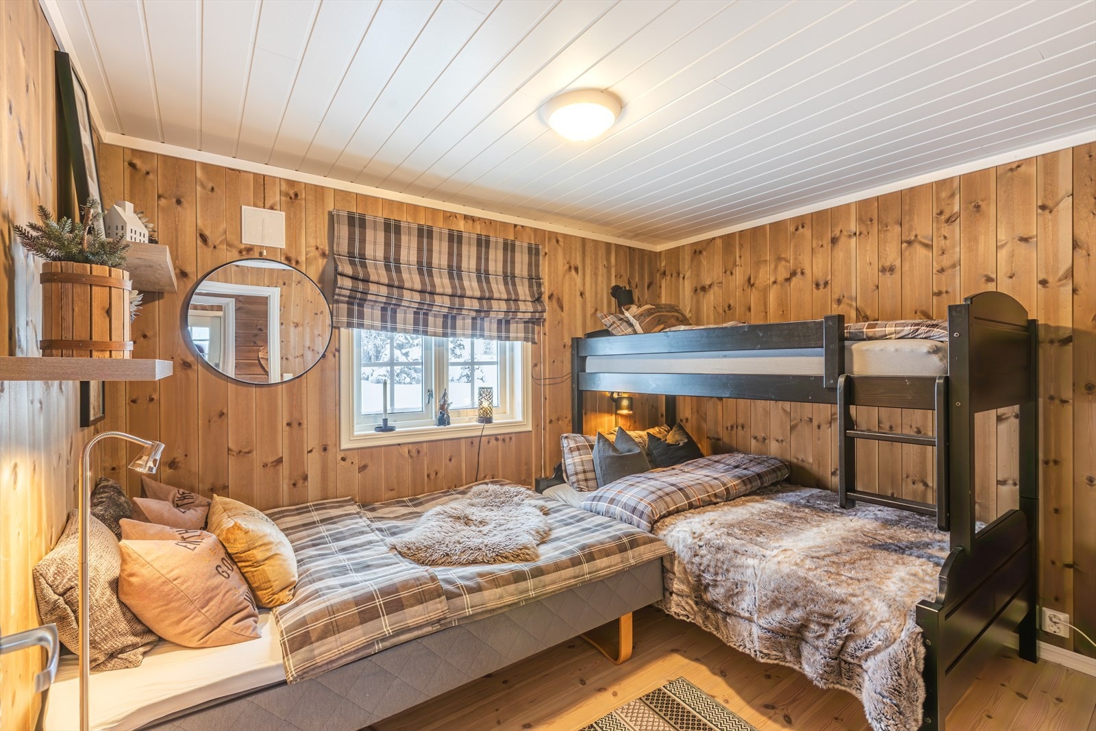 Plass til køyeseng og enkeltseng gir fleksibel overnattingskapasitet. Galleribilde