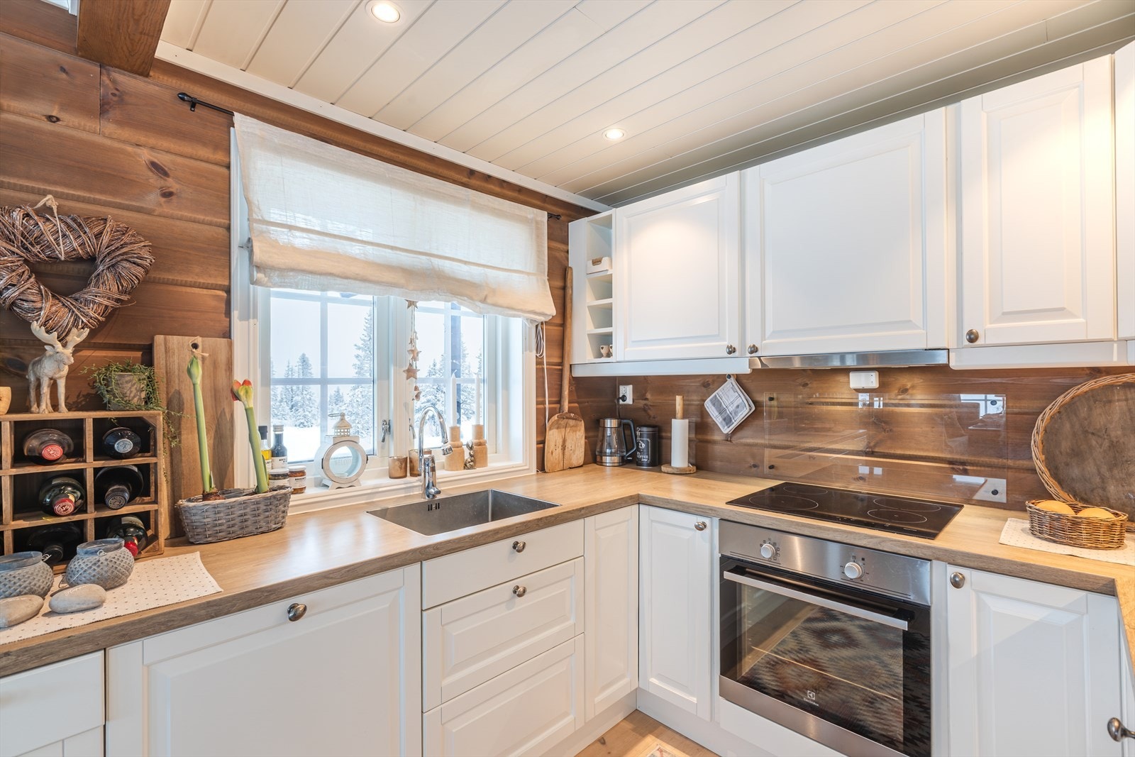 Kjøkkenet har profilerte fronter og en benkeplate av laminat, med integrert platetopp og stekeovn. Galleribilde