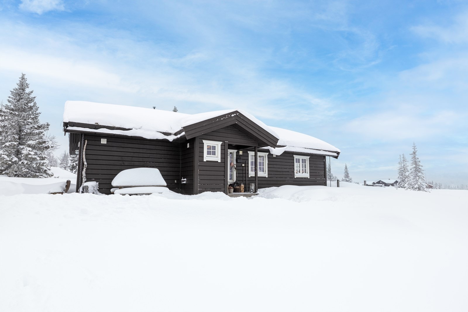 Fritidsboligen fra 2017 har liggende kledning som ble malt sist i 2021, og torvtak renovert i 2024. Galleribilde