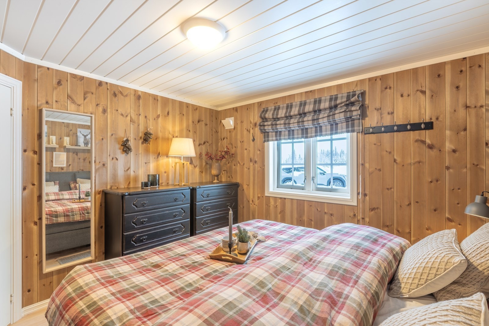 Plass til dobbeltseng og garderobe gir god oppbevaringsplass. Galleribilde