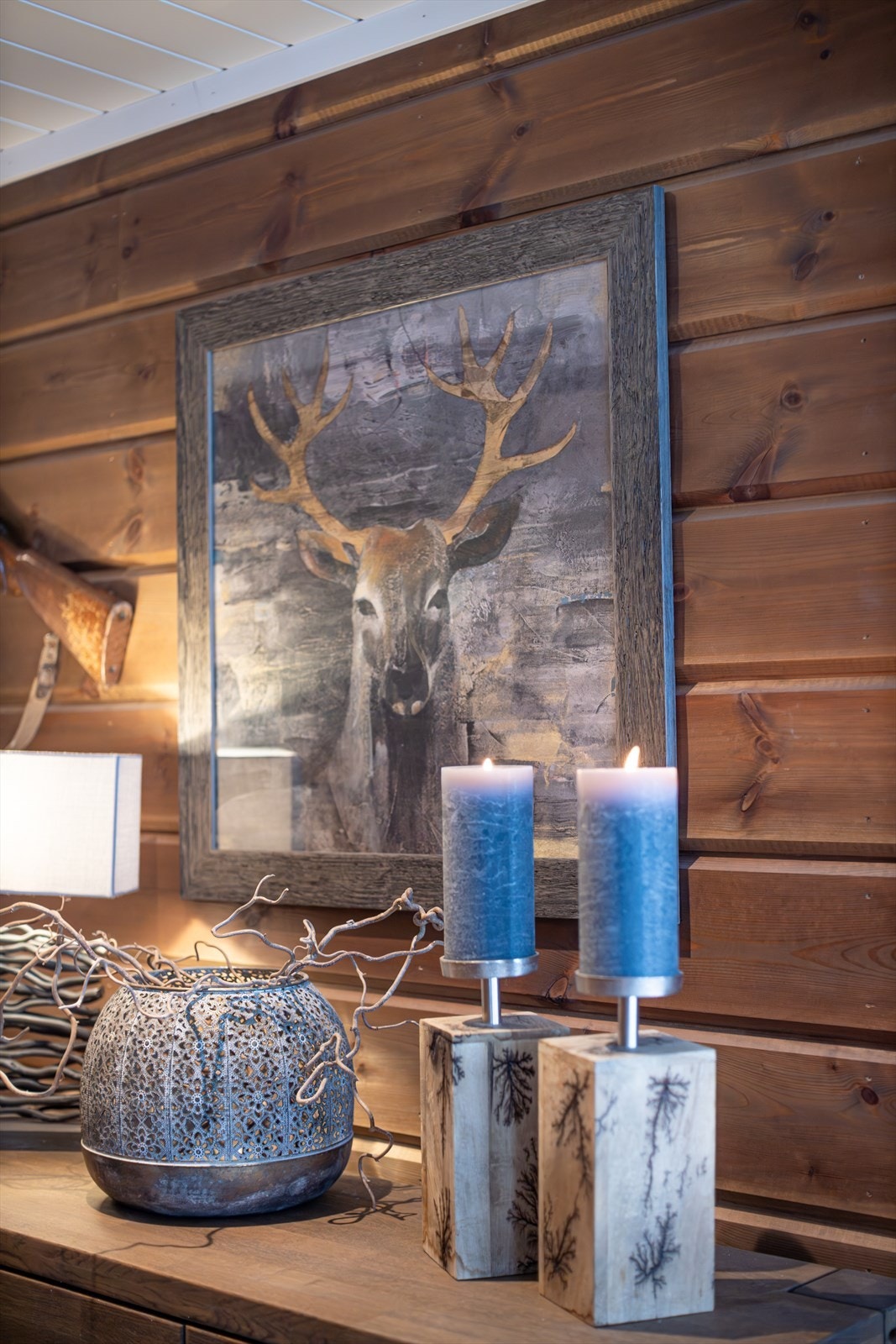 Overflatebehandlet panel gir en varm og naturlig følelse til veggene. Galleribilde