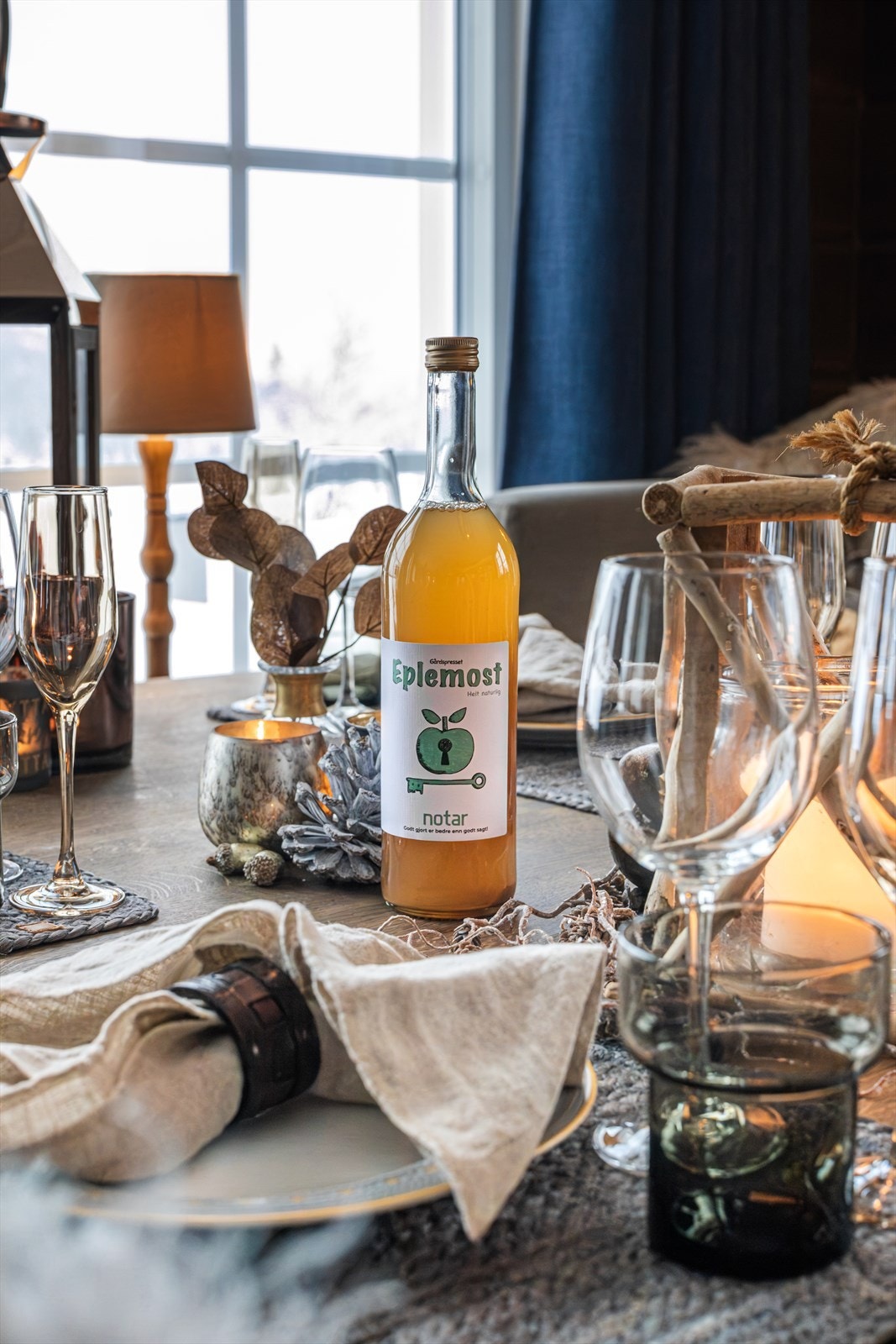 Store vindusflater gir utsyn mot vinterlandskapet utenfor. Galleribilde