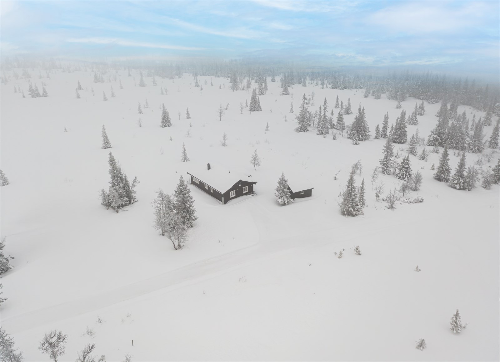 Eiendommen ligger i et naturskjønt område med praktfulle turmuligheter og milevis med skiløyper. Galleribilde