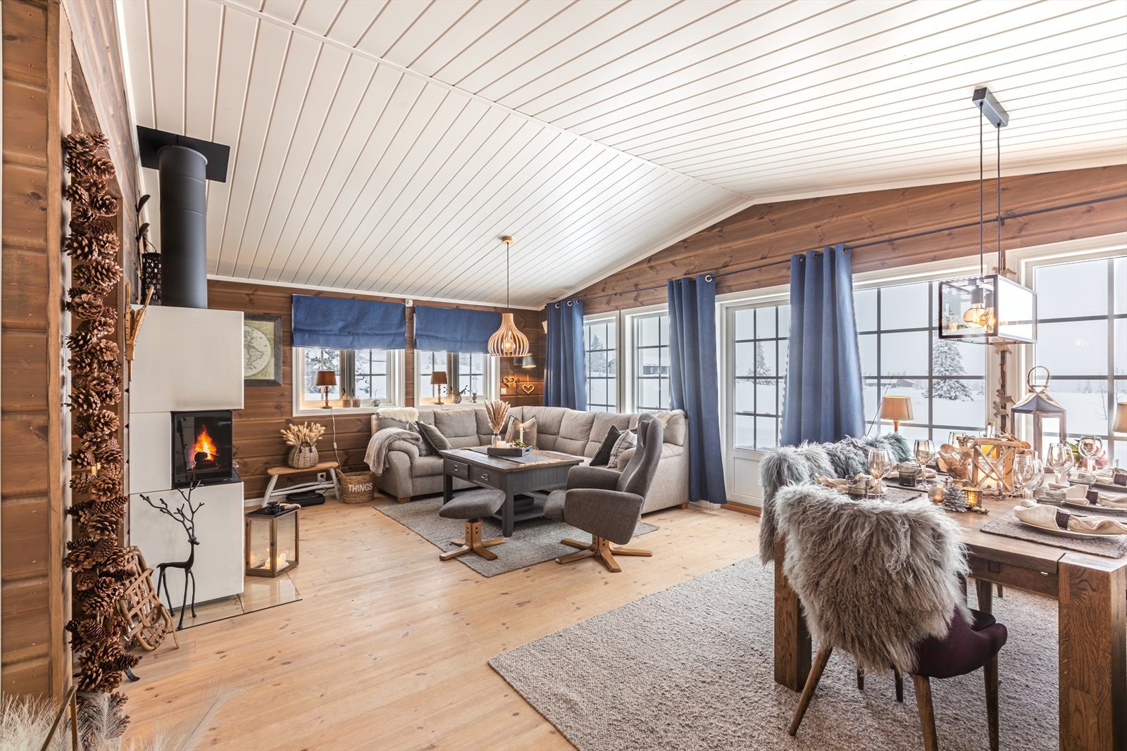 Peis med innsats gir en effektiv varmefordeling i det åpne rommet. Galleribilde