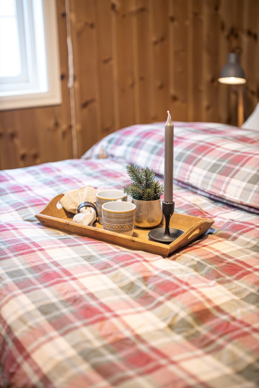 Heltre panel på veggene gir en varm og naturlig følelse i rommet. Galleribilde