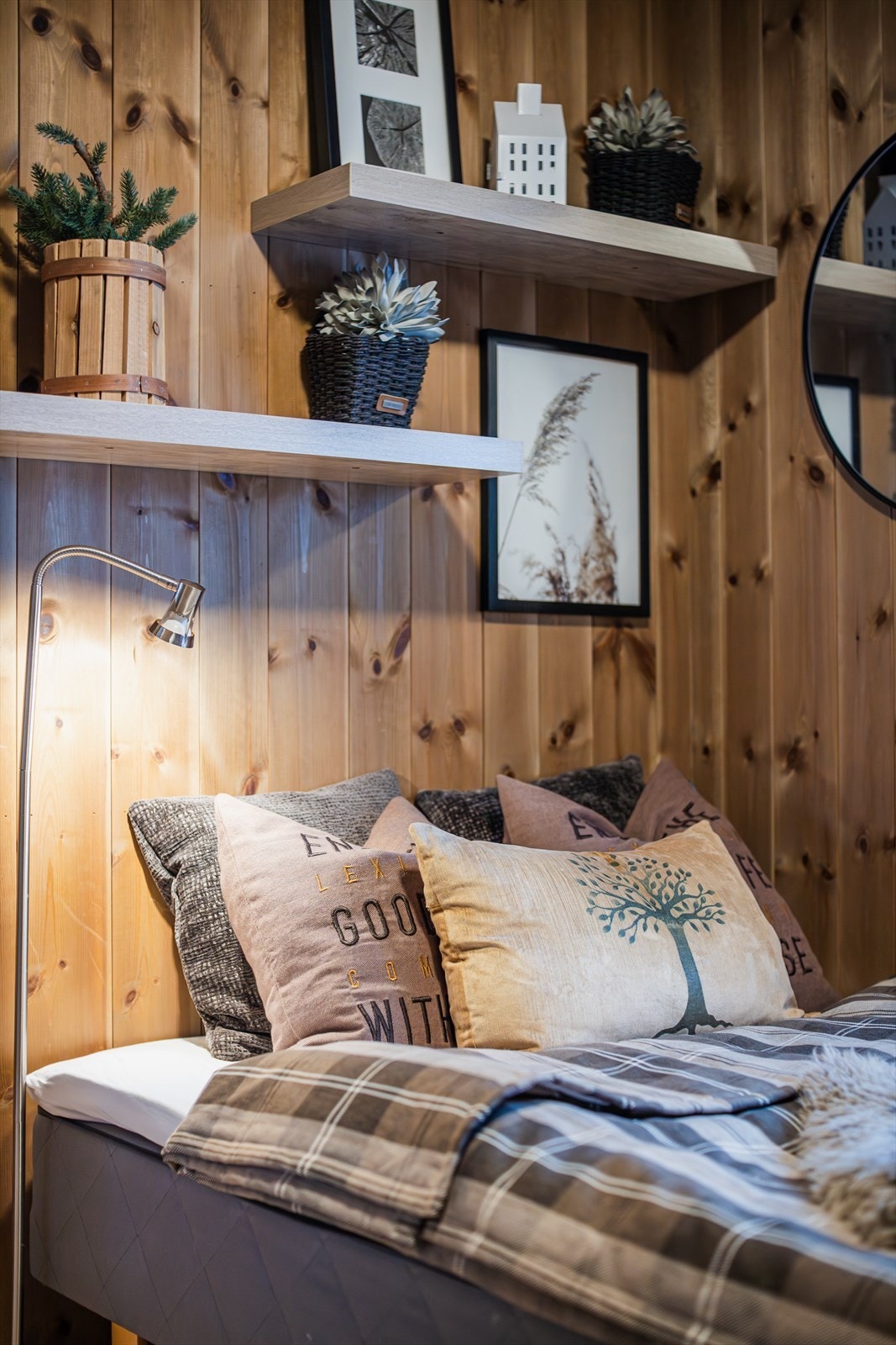 Vegger med behandlet panel gir rommet et tradisjonelt preg. Galleribilde