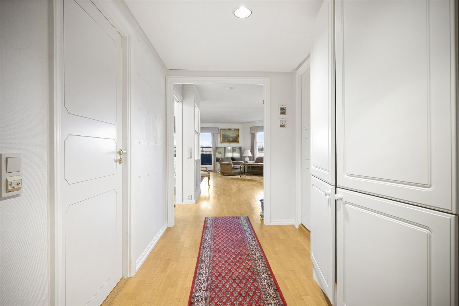 Romslig entré med skyvedørsgarderobe Galleribilde