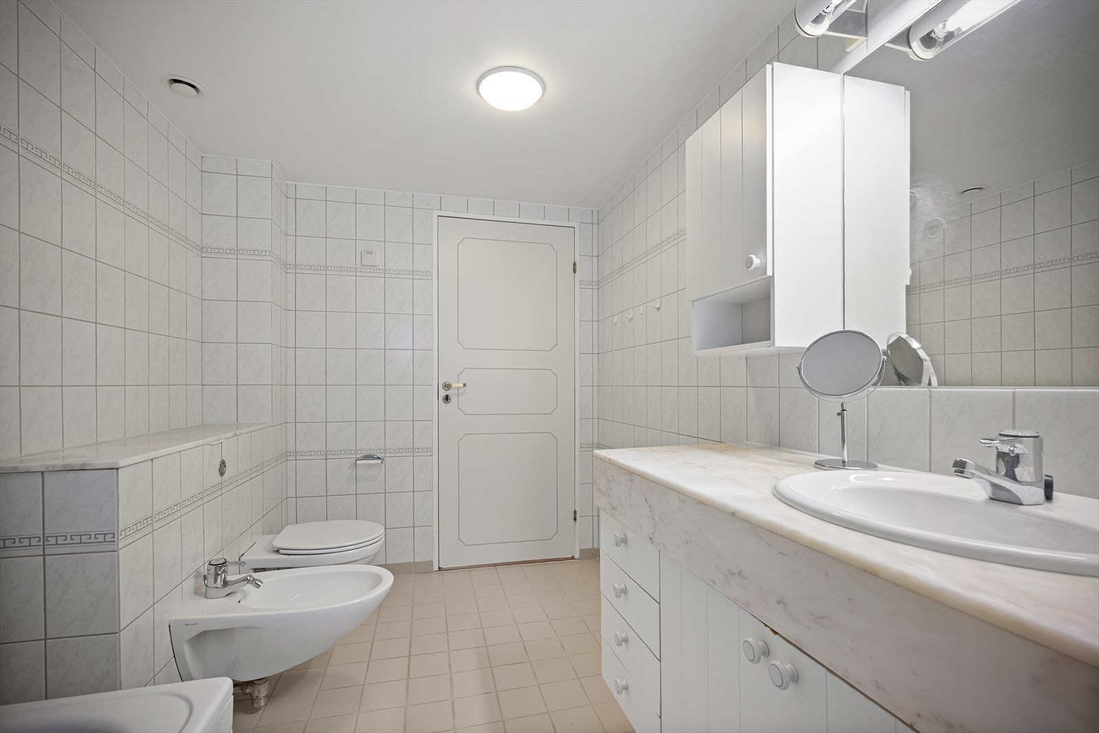 Helfliset bad med gulvvarme Galleribilde