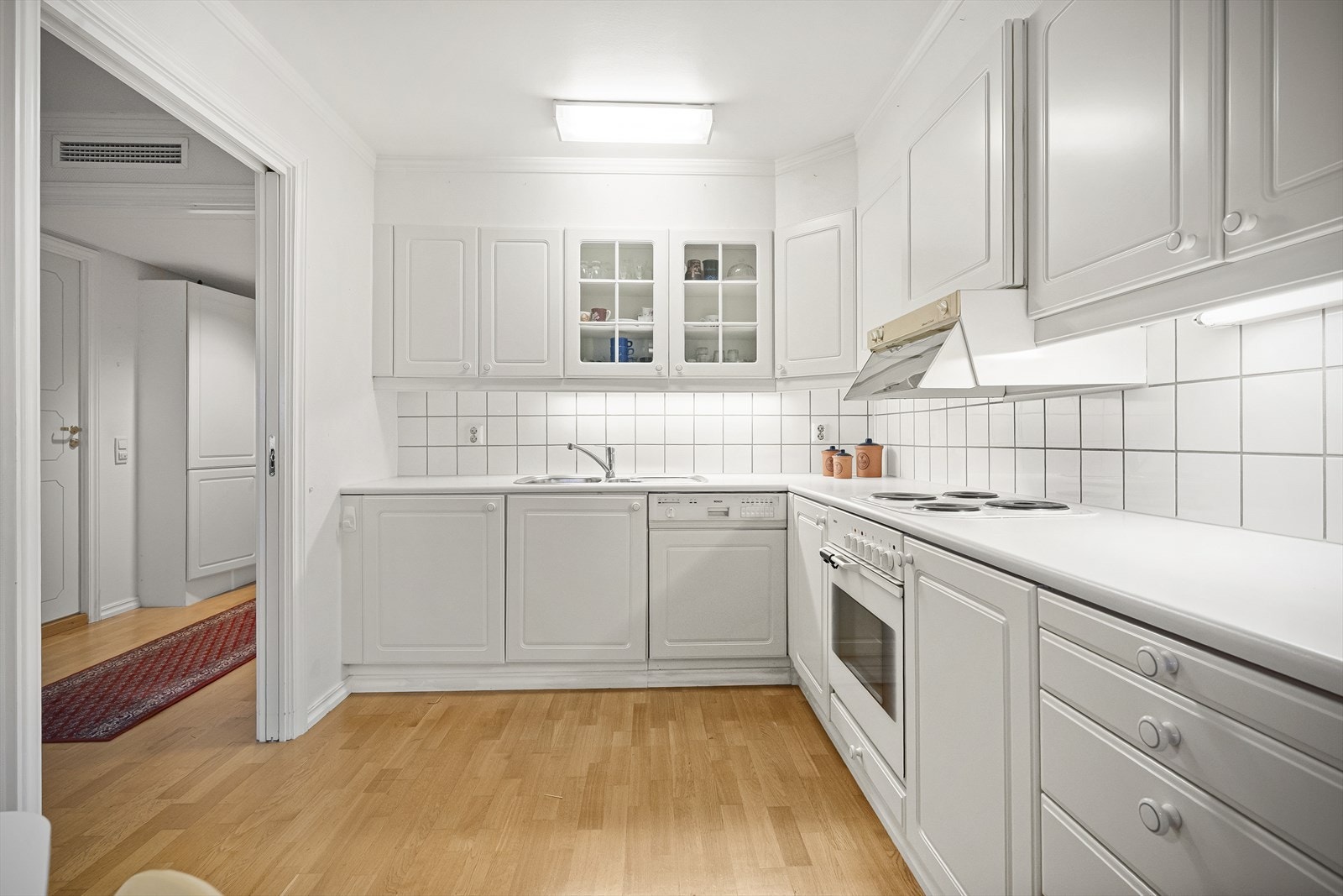 Meget god skap- og benkeplass Galleribilde