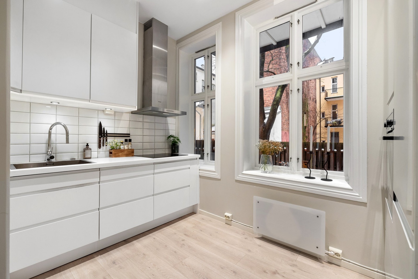 Leilighetens kjøkken ligger i eget rom og har en flott, moderne innredning med glatte fronter og laminatbenkeplate Galleribilde