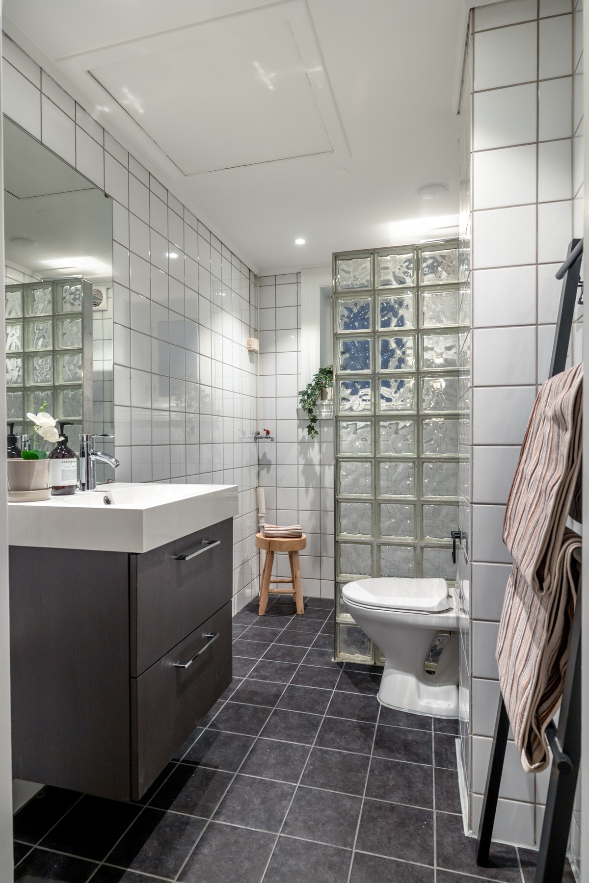 Leilighetens bad er flislagt og har varmekabler i gulv Galleribilde