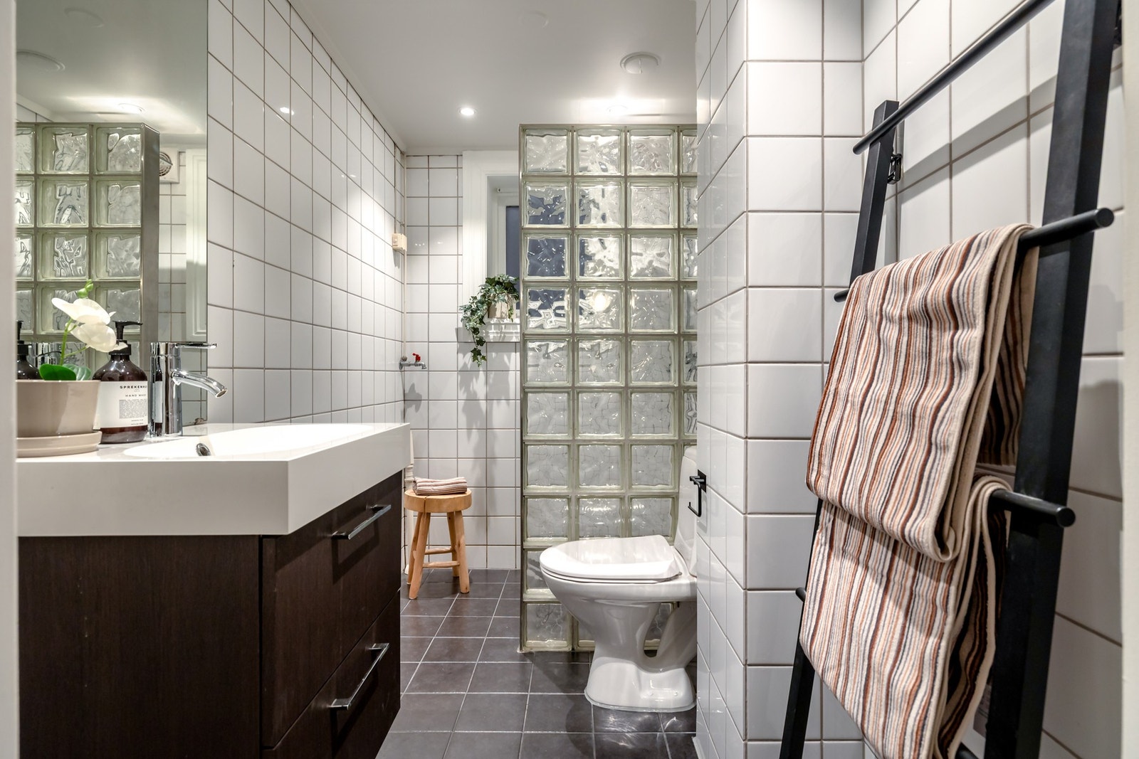 Baderommet har servantinnredningen med to skuffefronter, toalett og dusjhjørne Galleribilde