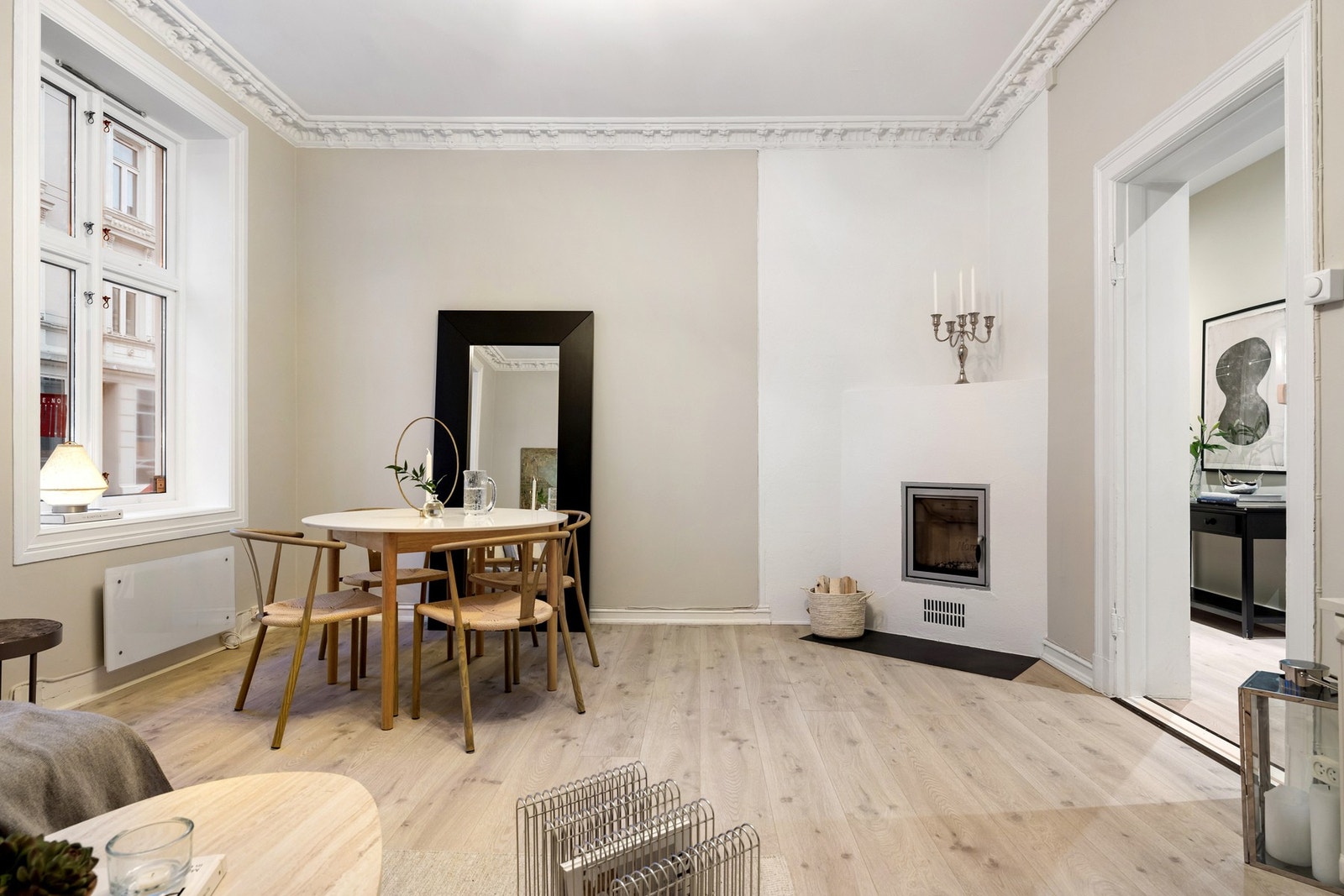 Leiligheten har en lekker stue med plass til både sofagruppe, spisebord og TV-benk Galleribilde