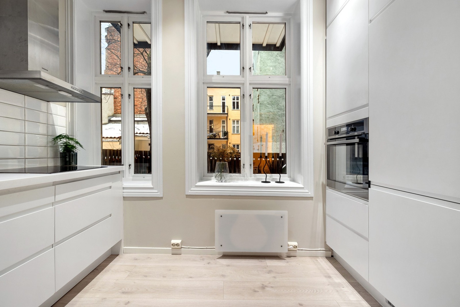 Kjøkkenet har god skapplass Galleribilde