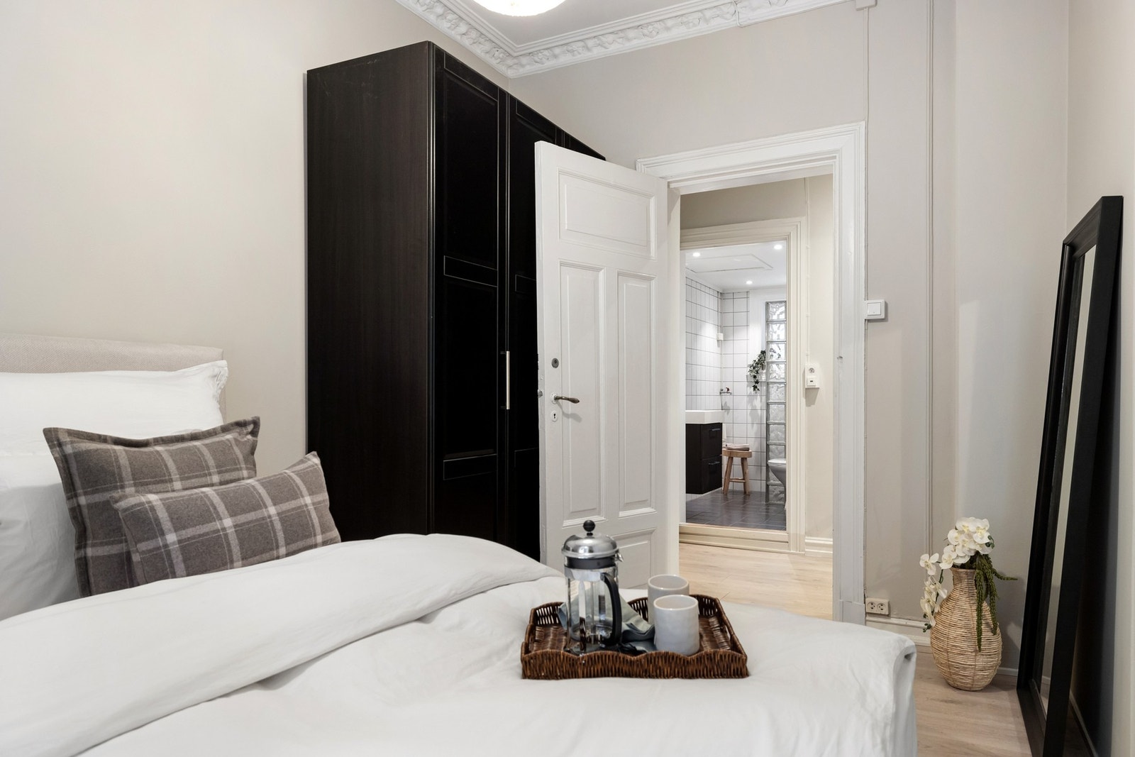 Her er det god plass til dobbeltseng, garderobeskap og nattbord Galleribilde