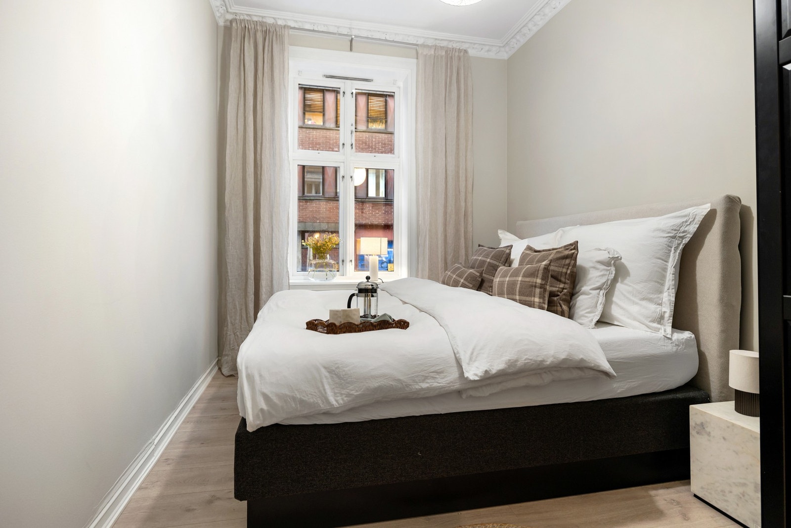 Leiligheten har et romslig soverom Galleribilde