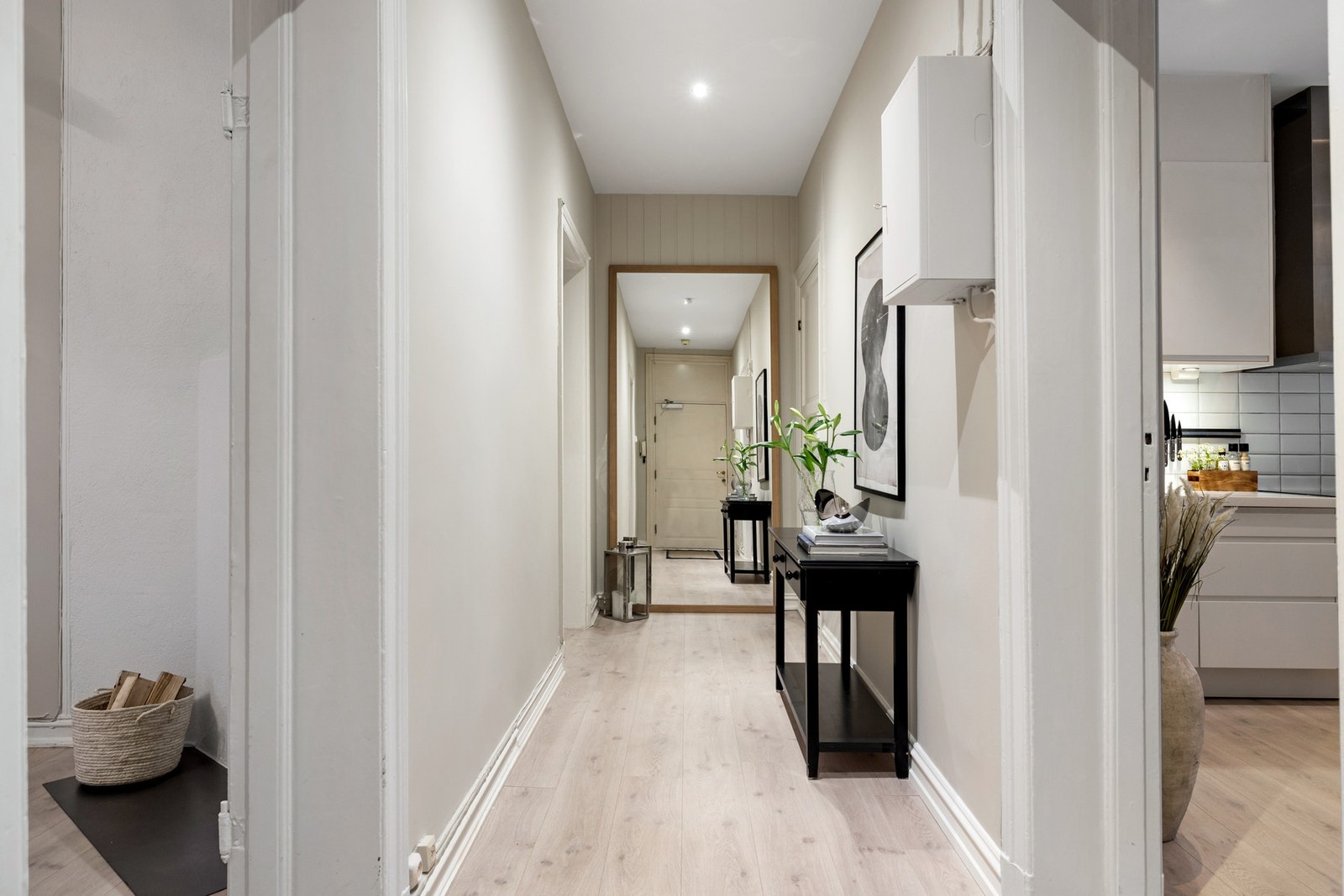 Leiligheten har elektrisk oppvarming via panelovner og elektrisk gulvvarme på bad Galleribilde