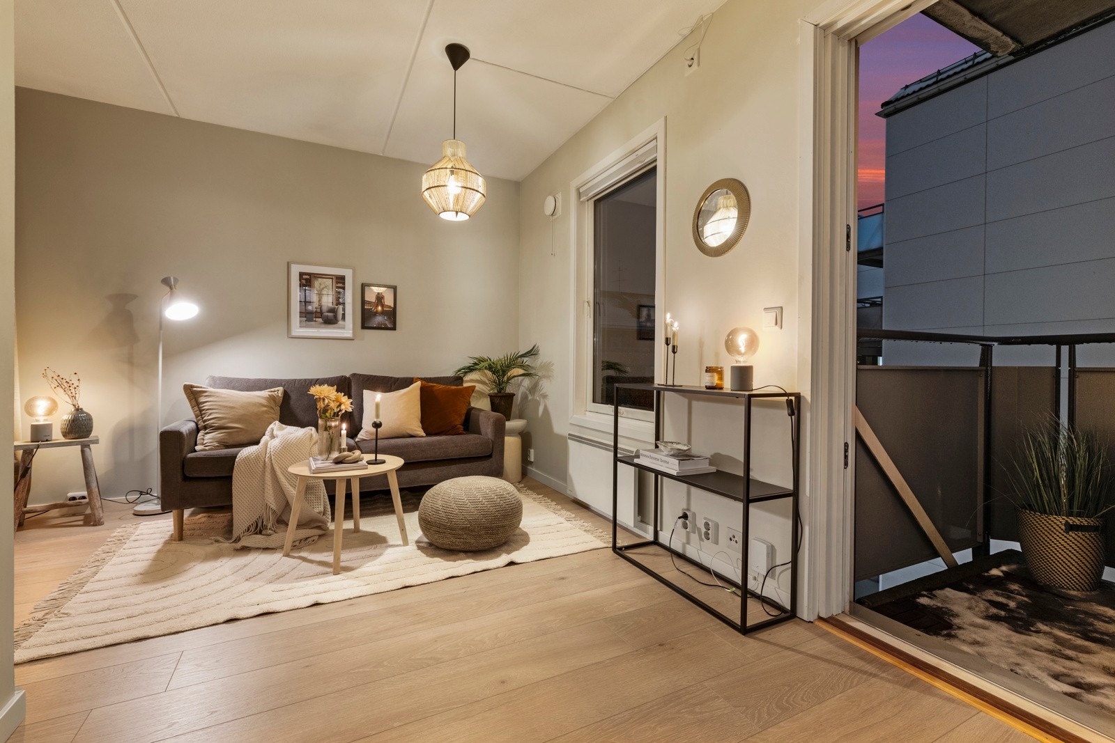 Her er det naturlig plass til både sofagruppe og spiseplass, noe som gjør rommet like velegnet til rolige hverdager som til sosiale sammenkomster. Galleribilde