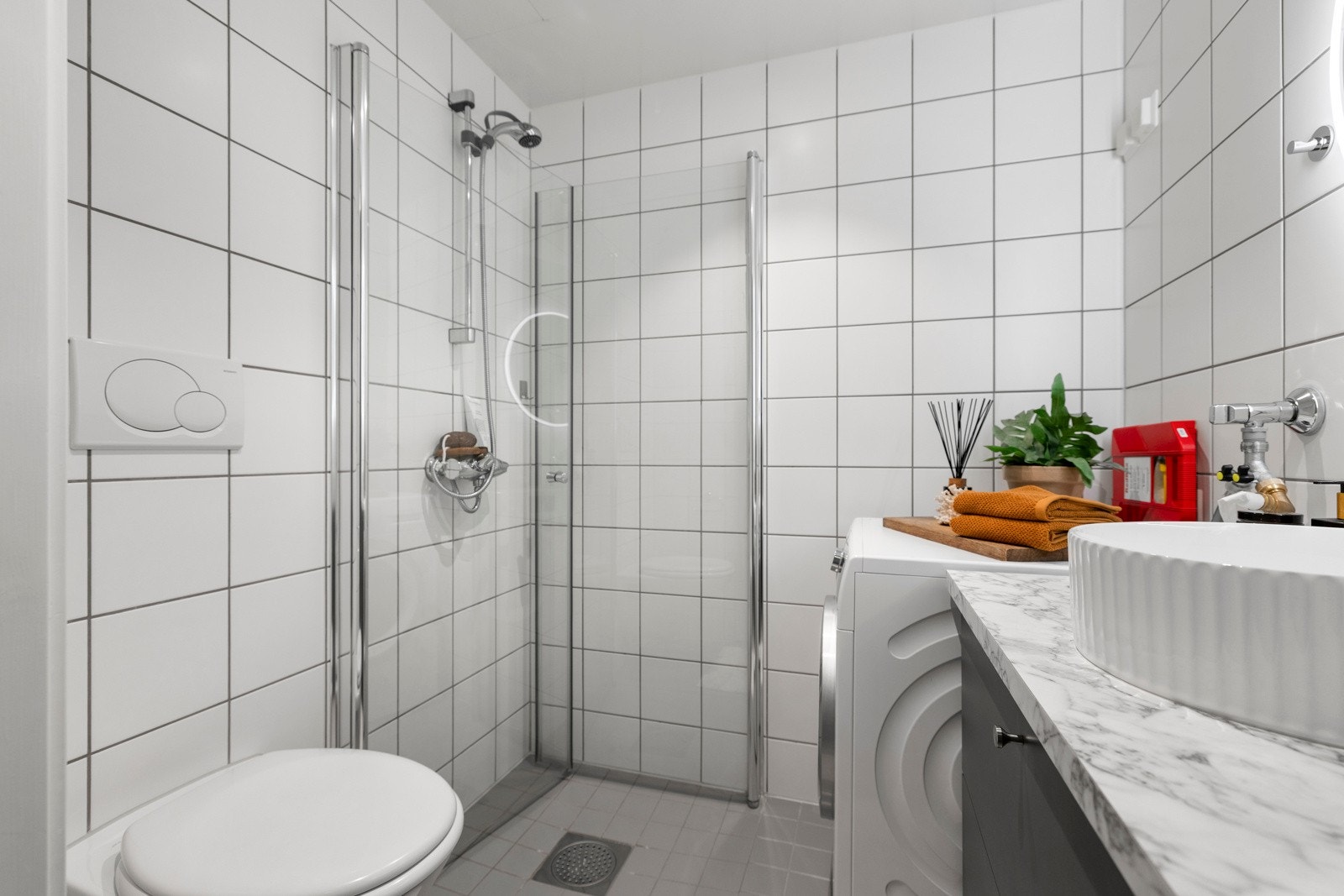 Badet fremstår tidløst og funksjonelt, med gode løsninger tilpasset daglig bruk. Galleribilde