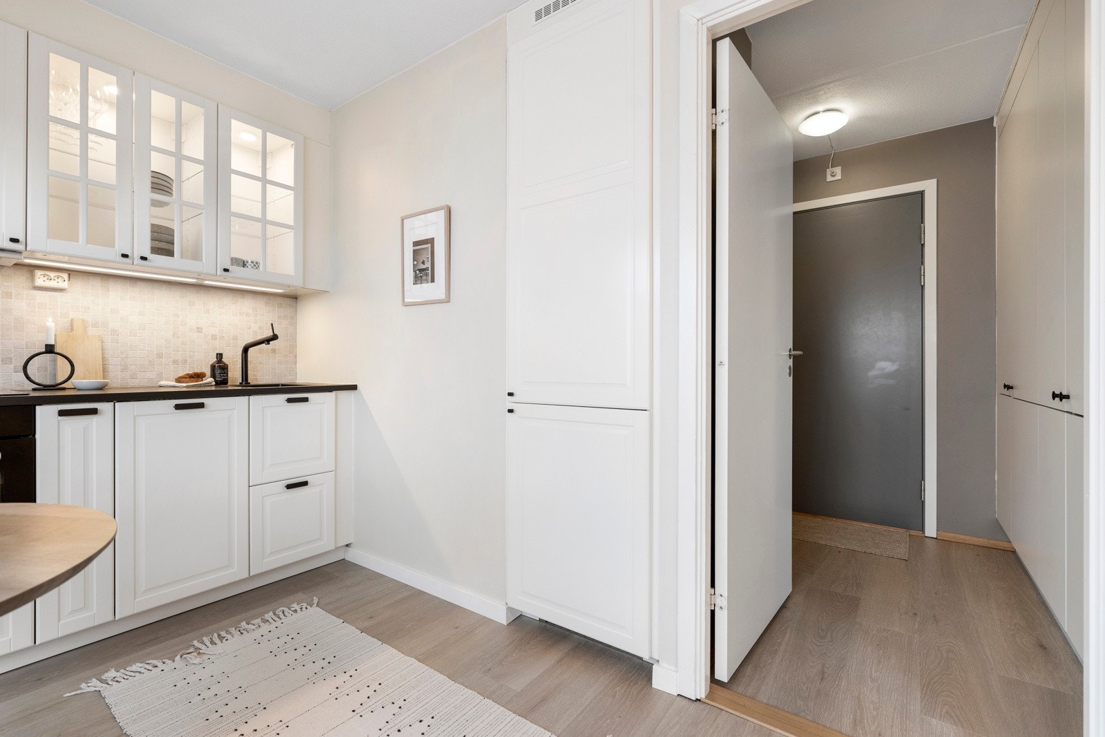 Dette er et ideelt førstegangskjøp for deg som ønsker en moderne bolig med høy bokvalitet, stilrent uttrykk og smarte løsninger. Galleribilde