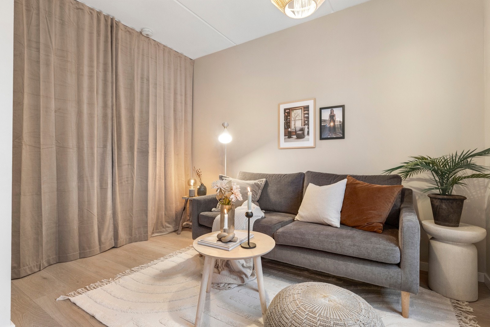 Sovealkoven er smakfullt integrert i oppholdsrommet og avdelt med to-lags gardiner i lyse, nøytrale toner. Galleribilde
