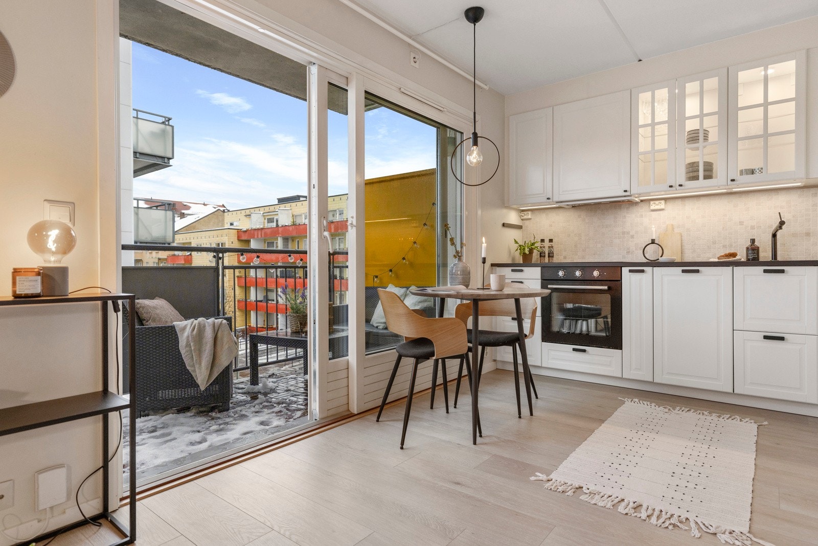 Fra oppholdsrommet er det utgang til en balkong som tilfører boligen et verdifullt uterom. Galleribilde