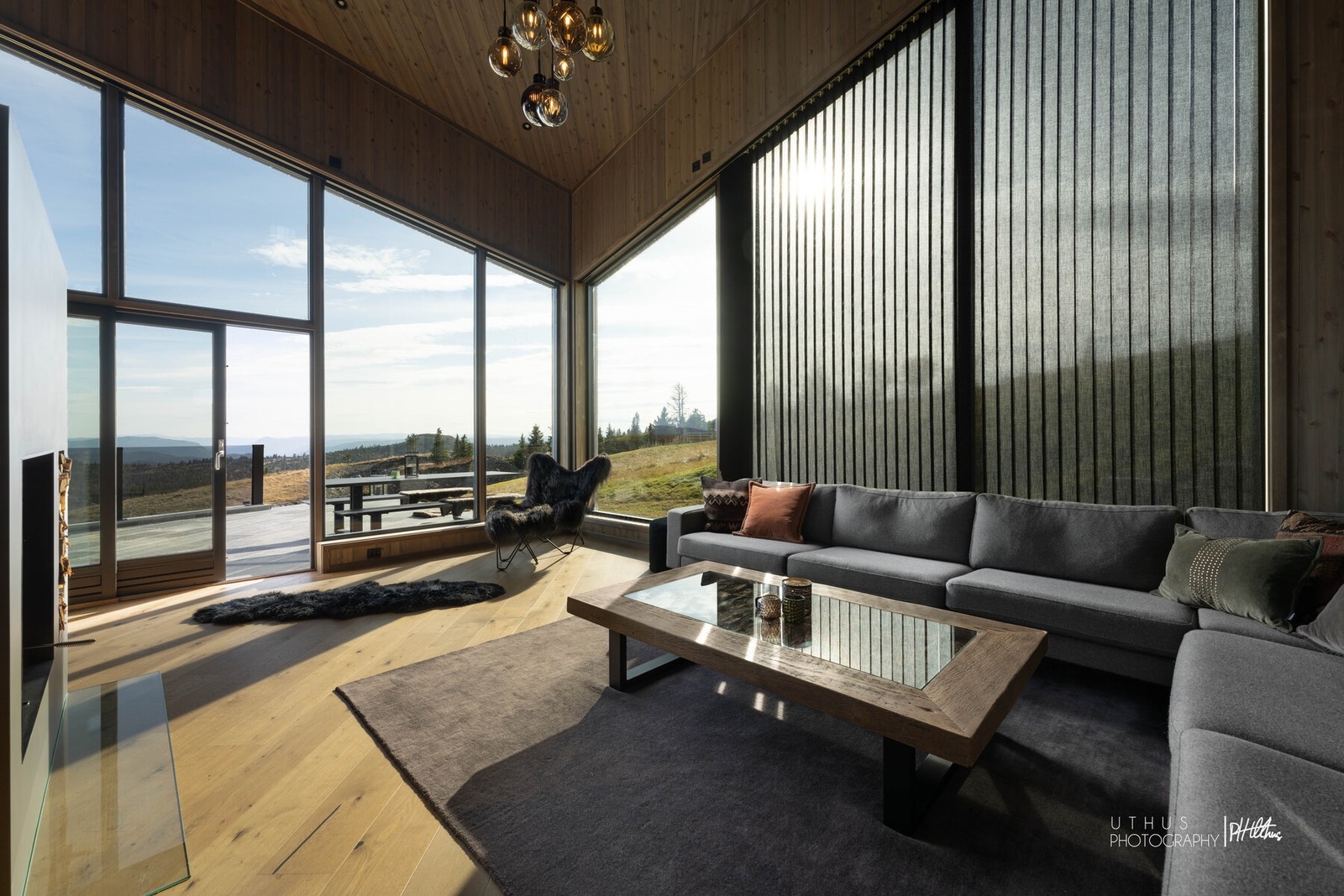 Fantastisk stue med god takhøyde og store vindusflater. Galleribilde