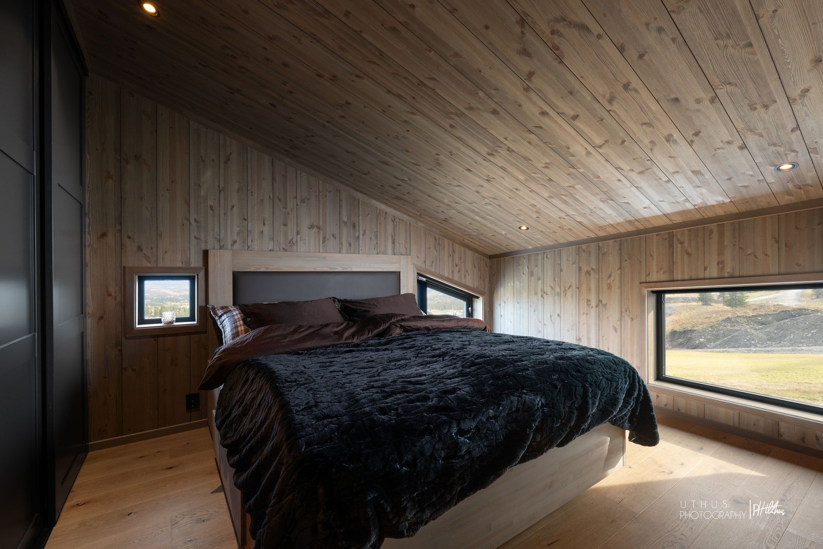 Hovedsoverommet med stor garderobe og eget bad Galleribilde