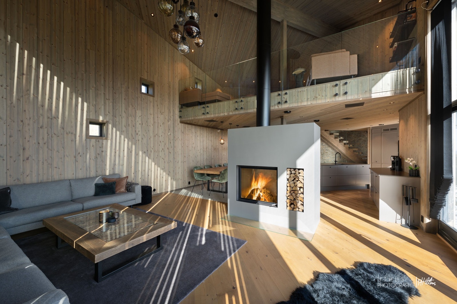 Den moderne peisen fungerer som et romskille mellom stue og kjøkken/spisestue. Galleribilde